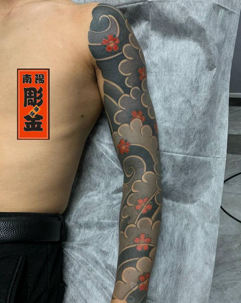 老传统樱花臂纹身图片_手臂老传统樱花纹身图案