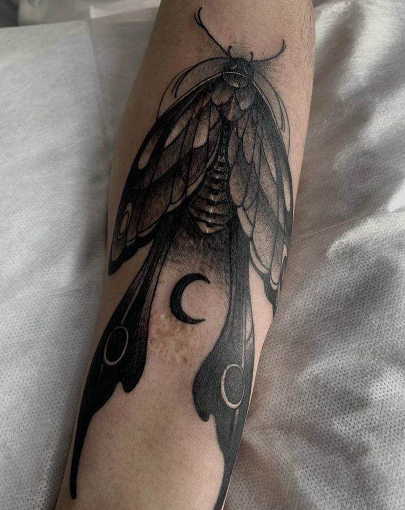 飞蛾扑火纹身图片_手臂新传统飞蛾扑火纹身图案