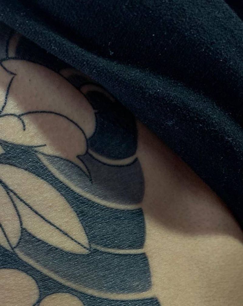 开衫细节纹身图片_腹部老传统纹身图案