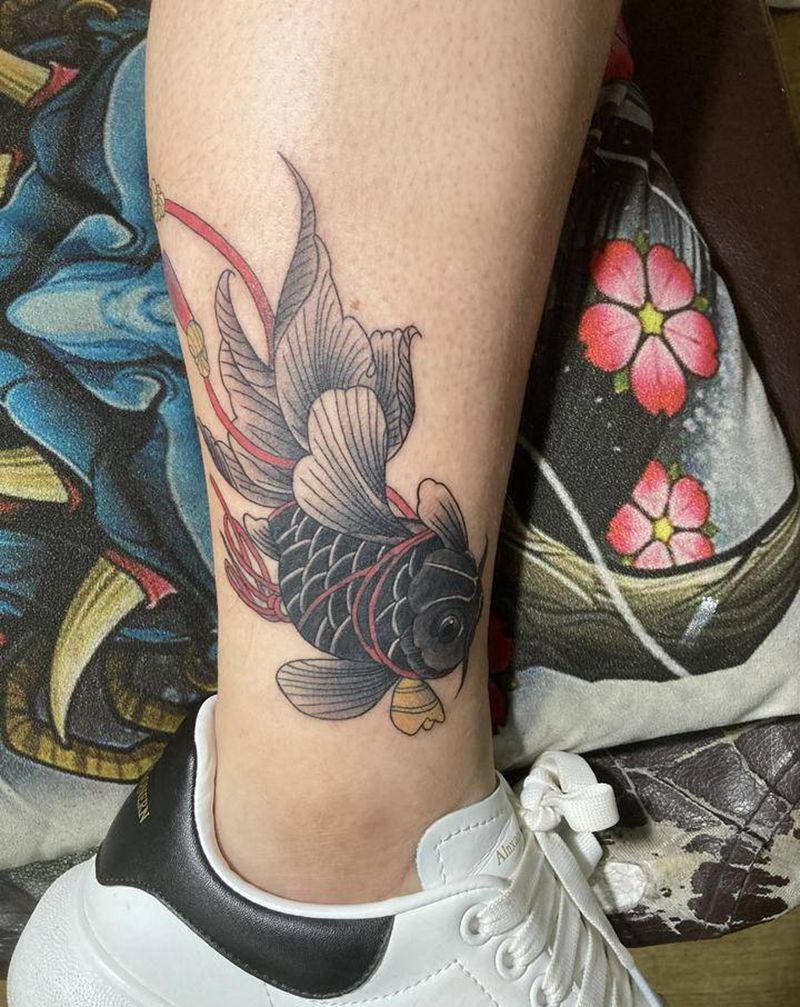 小金鱼纹身图片_腿部纹身图案