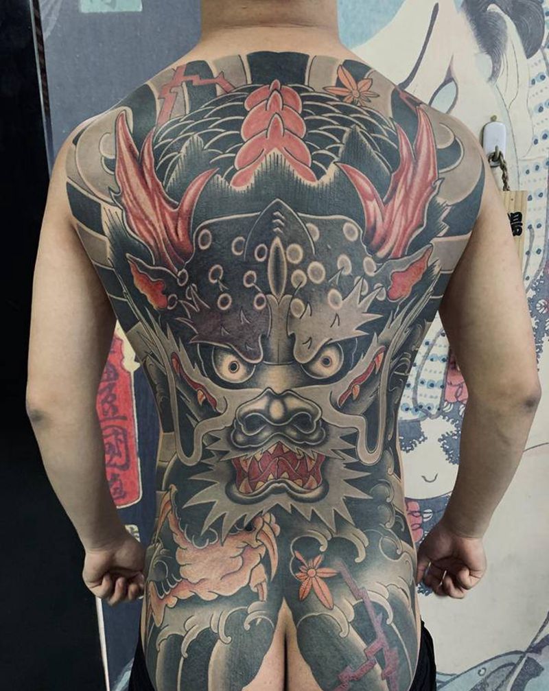 传统龙威纹身图片_背部老传统纹身图案