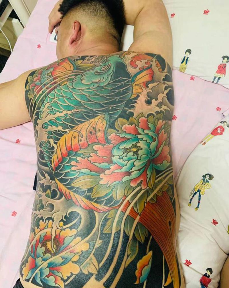 满背大鲤鱼遮盖，买家秀纹身图片_背部新传统老传统满背满背鲤鱼遮盖纹身图案