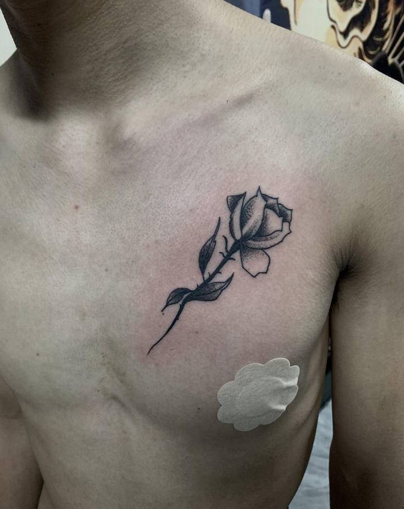 玫瑰纹身图片_胸部新传统纹身图案