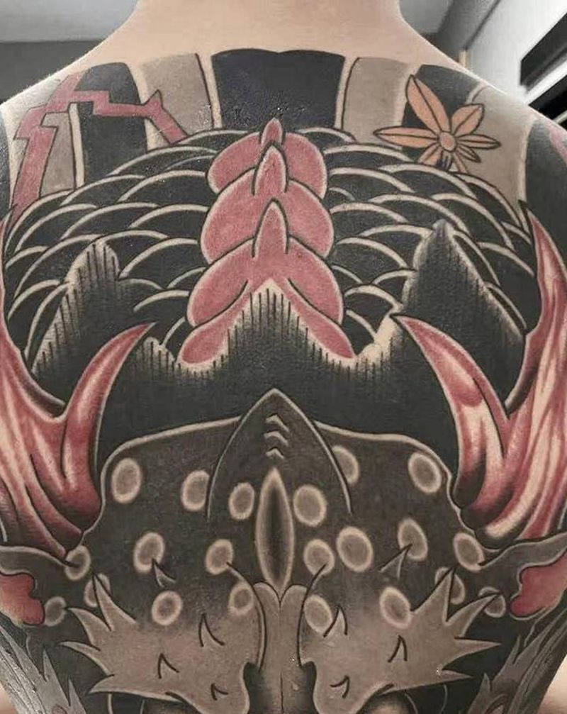 老传统龙威纹身图片_背部老传统纹身图案