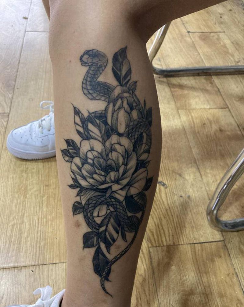 蛇戏牡丹纹身图片_腿部纹身图案