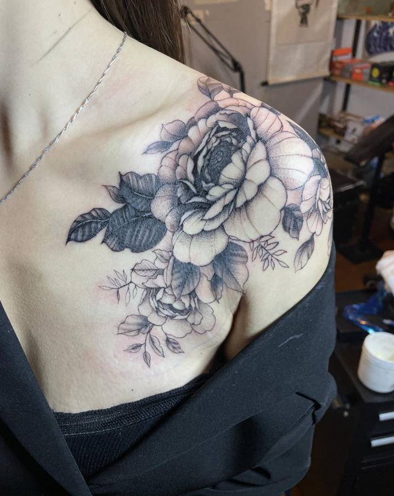 素花纹身图片_肩部点刺欧美写实纹身图案