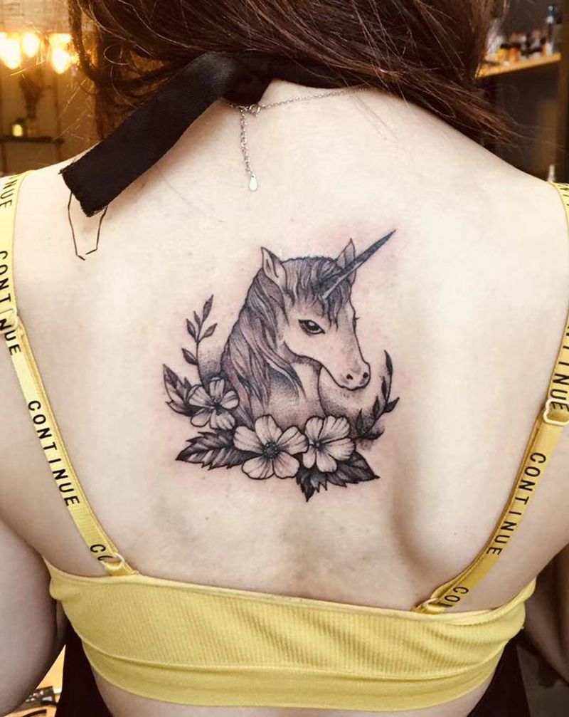 独角兽纹身图片_背部点刺纹身图案