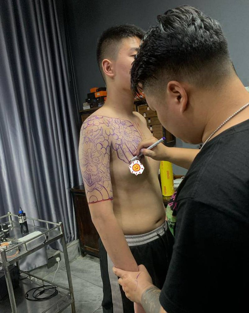 半甲纹身图片_胸部老传统纹身图案