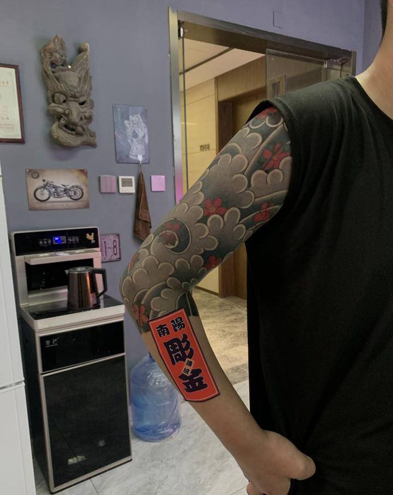 樱花七分袖纹身图片_手臂老传统樱花臂纹身图案