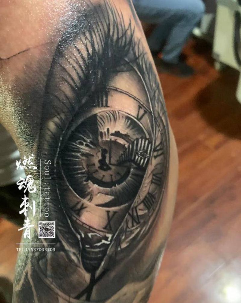 眼睛纹身图片_手部欧美写实纹身图案