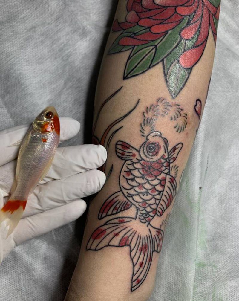 金鱼纹身图片_手臂老传统鱼纹身图案
