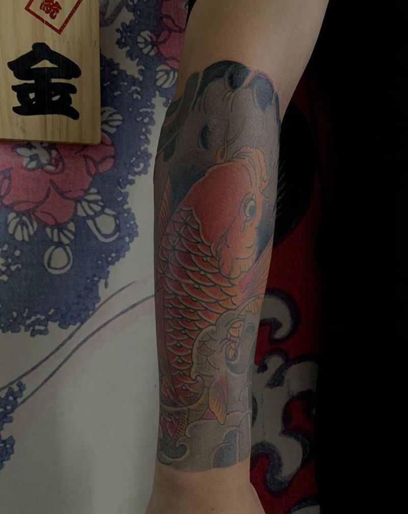 鲤鱼纹身图片_手臂老传统鱼纹身图案