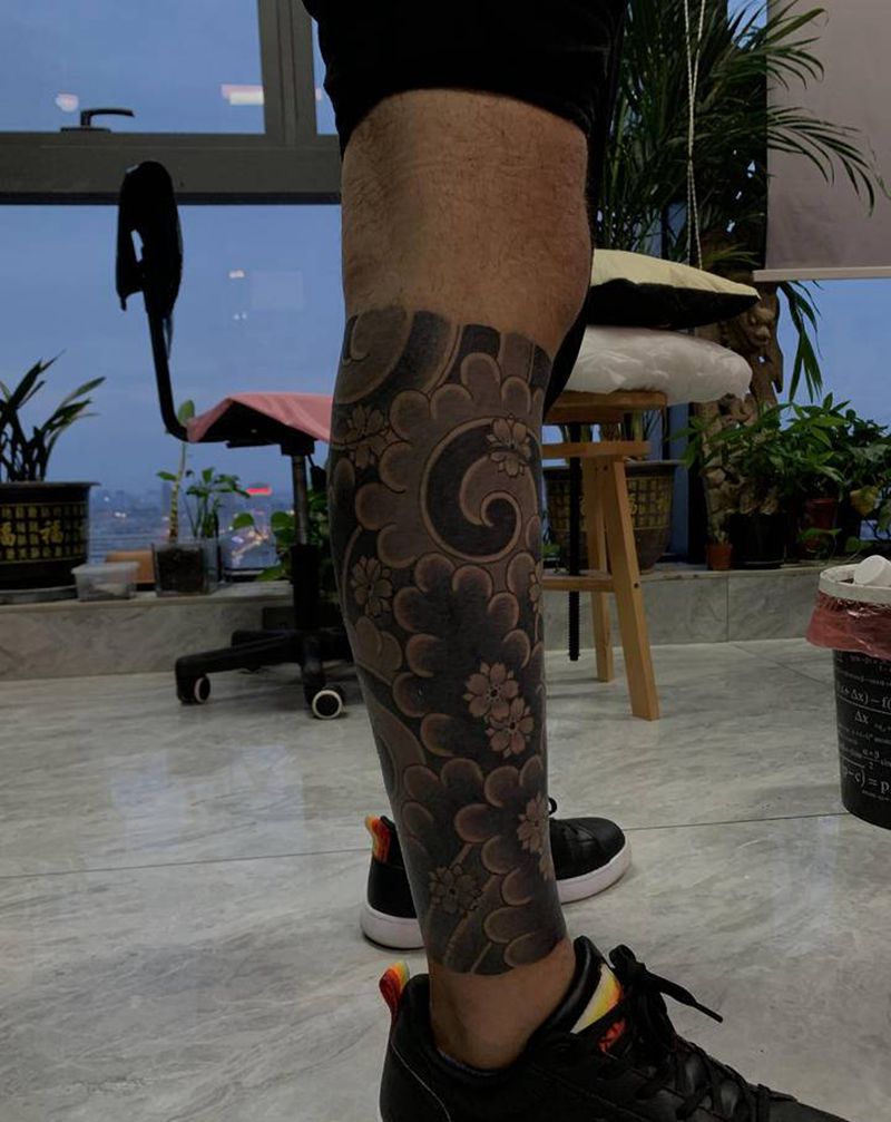 樱花小腿纹身图片_脚部老传统樱花纹身图案