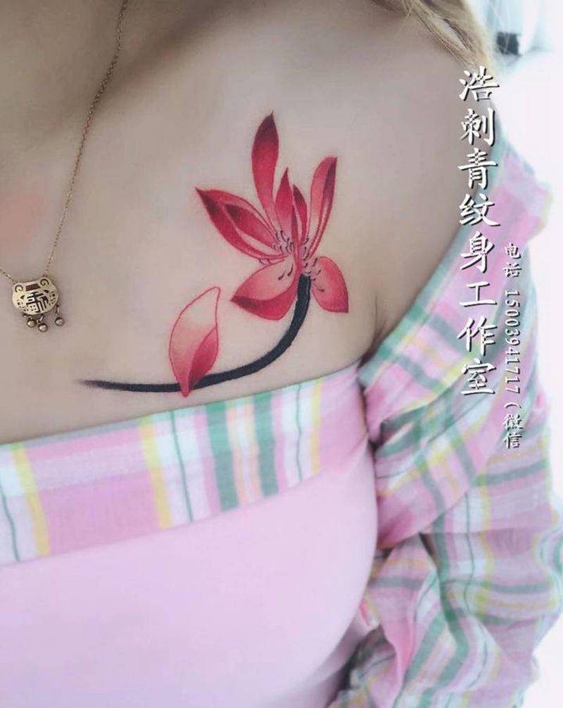 荷花纹身图片_胸部水彩纹身图案