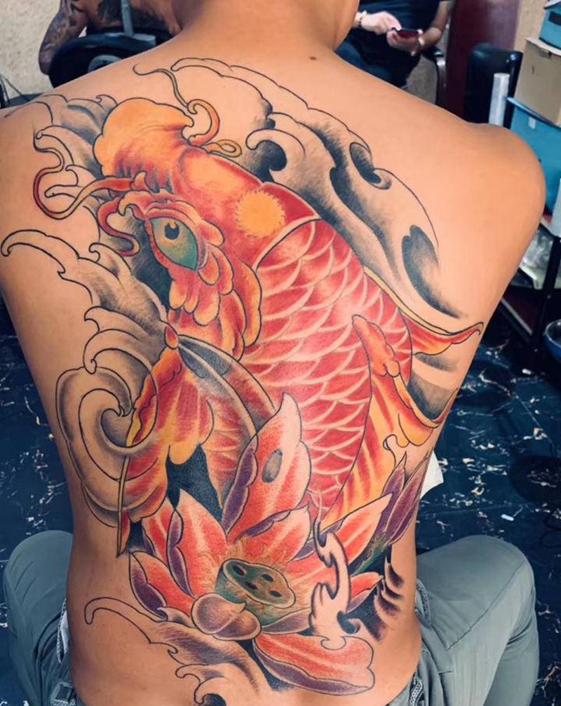 彩色锦鲤纹身图片_背部纹身图案