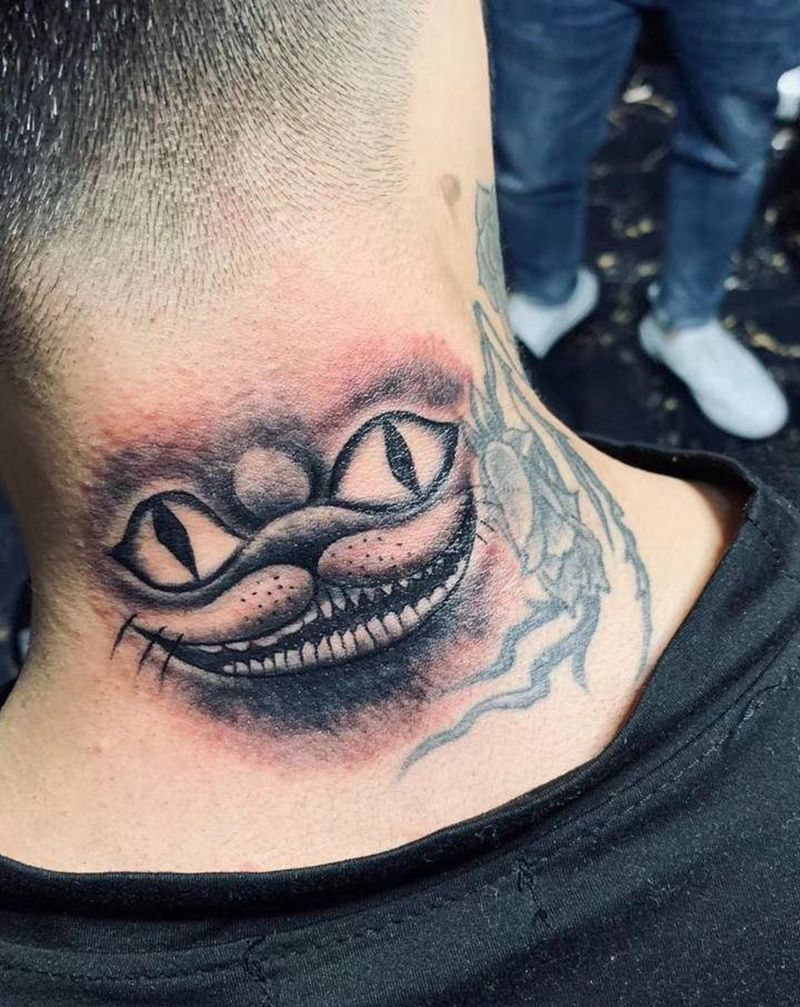 柴郡猫纹身图片_颈部纹身图案