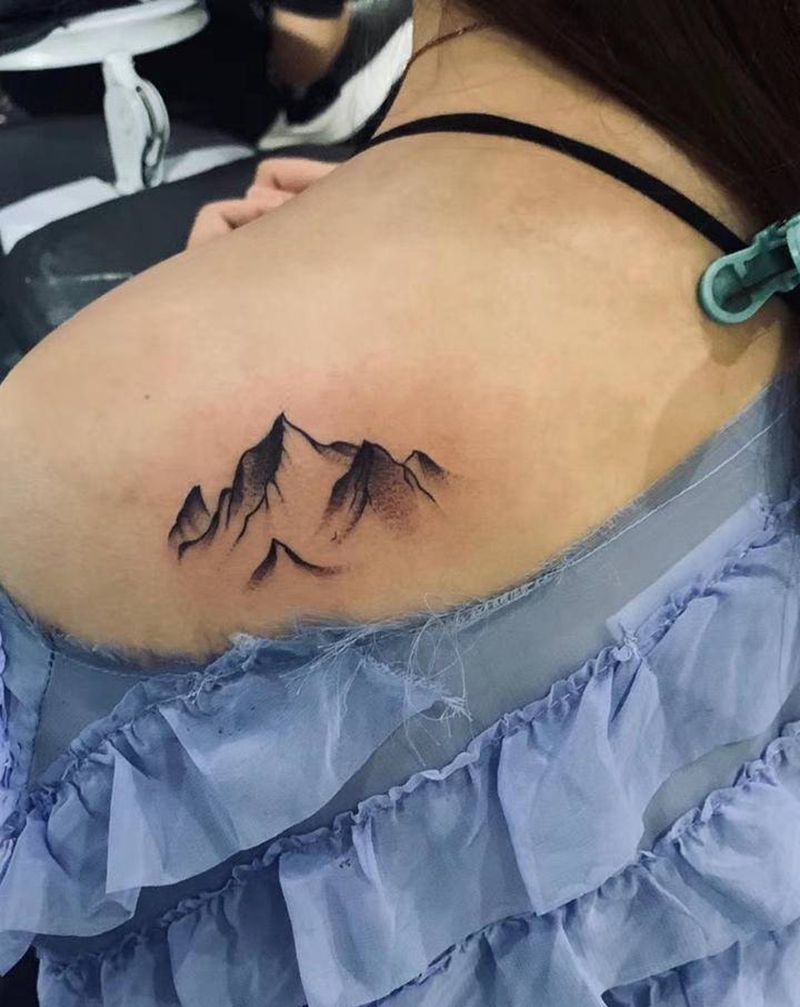 山海纹身图片_胸部点刺纹身图案