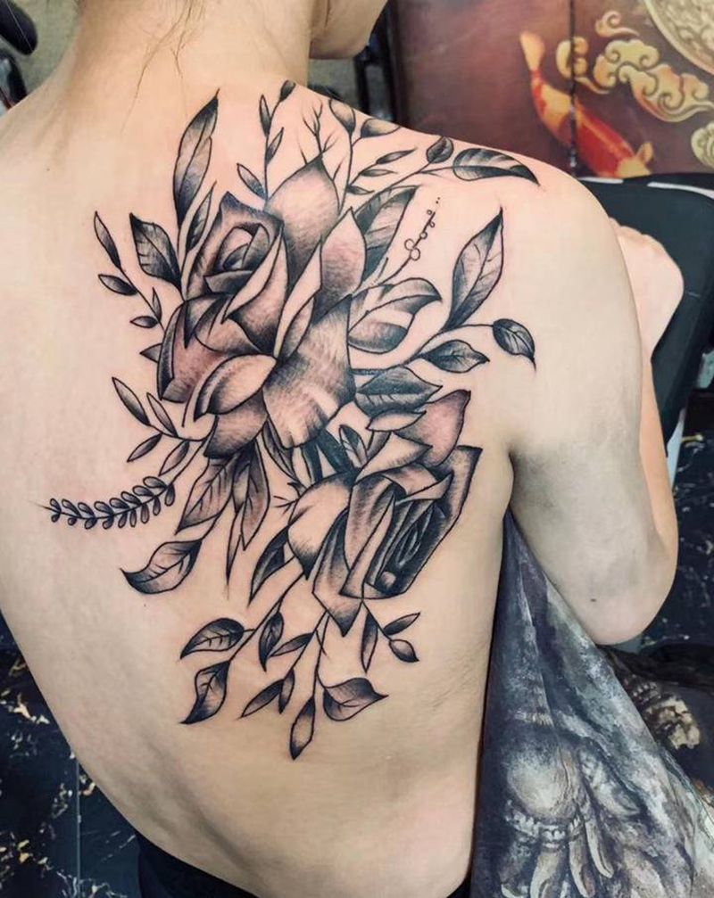 花花纹身图片_背部新传统纹身图案