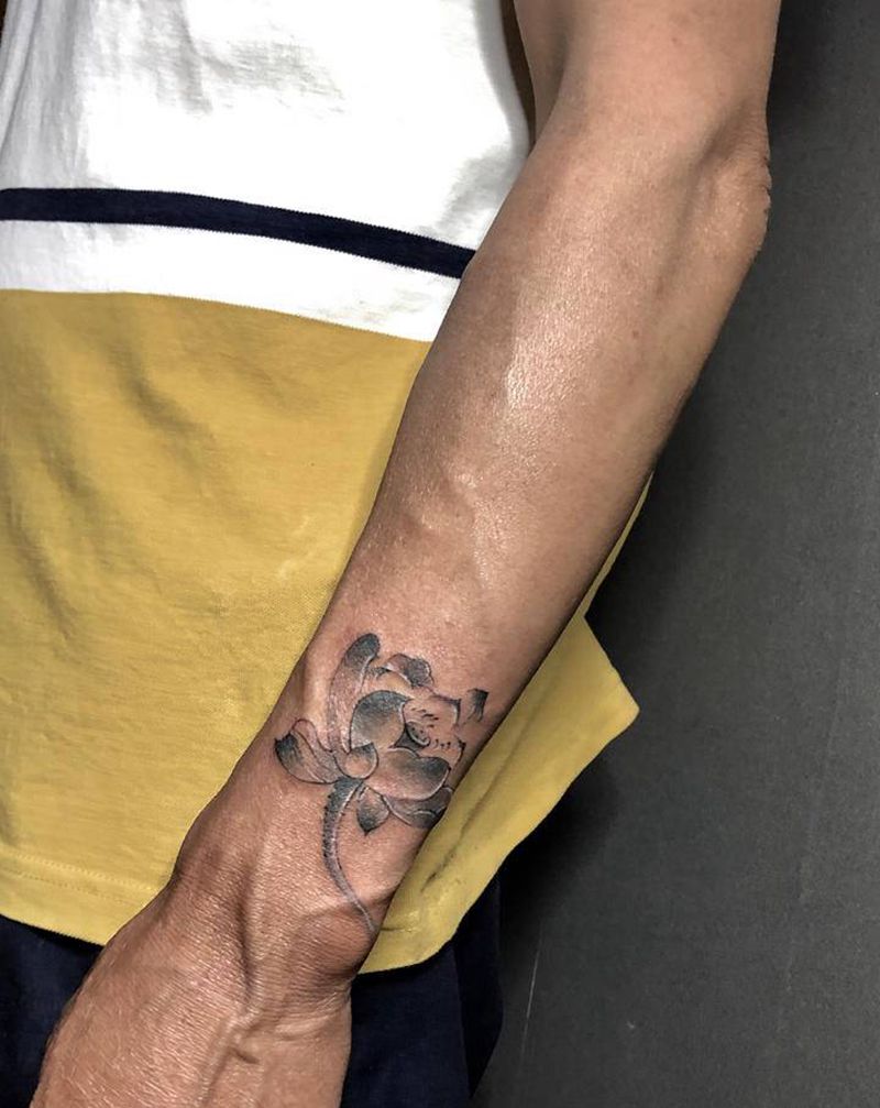 荷花遮盖纹身图片_手臂手部水墨新传统纹身图案