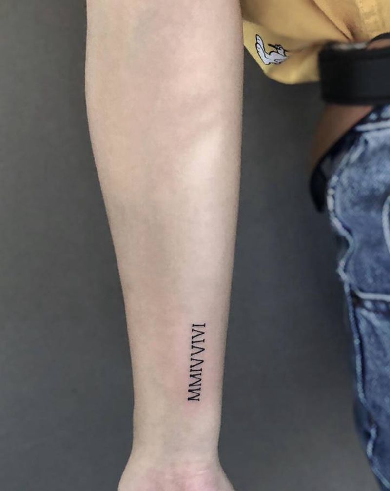 哥特字体纹身图片_手部手臂几何字母纹身图案