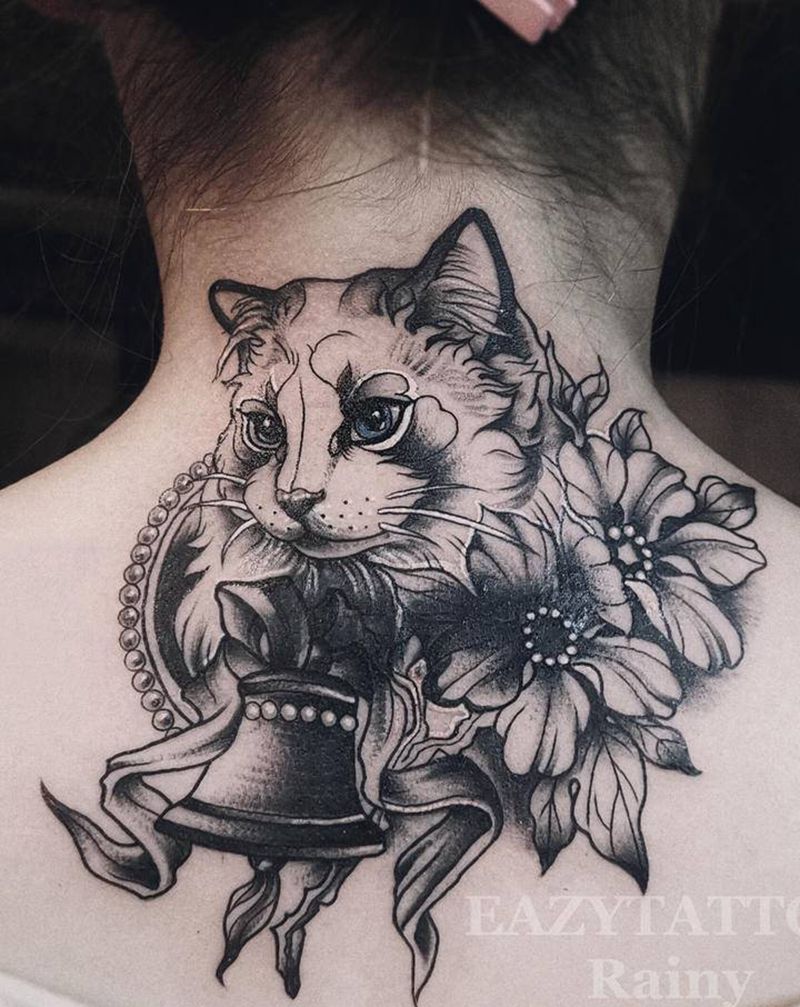 一只猫的故事纹身图片_颈部背部New School猫遮盖花纹身图案