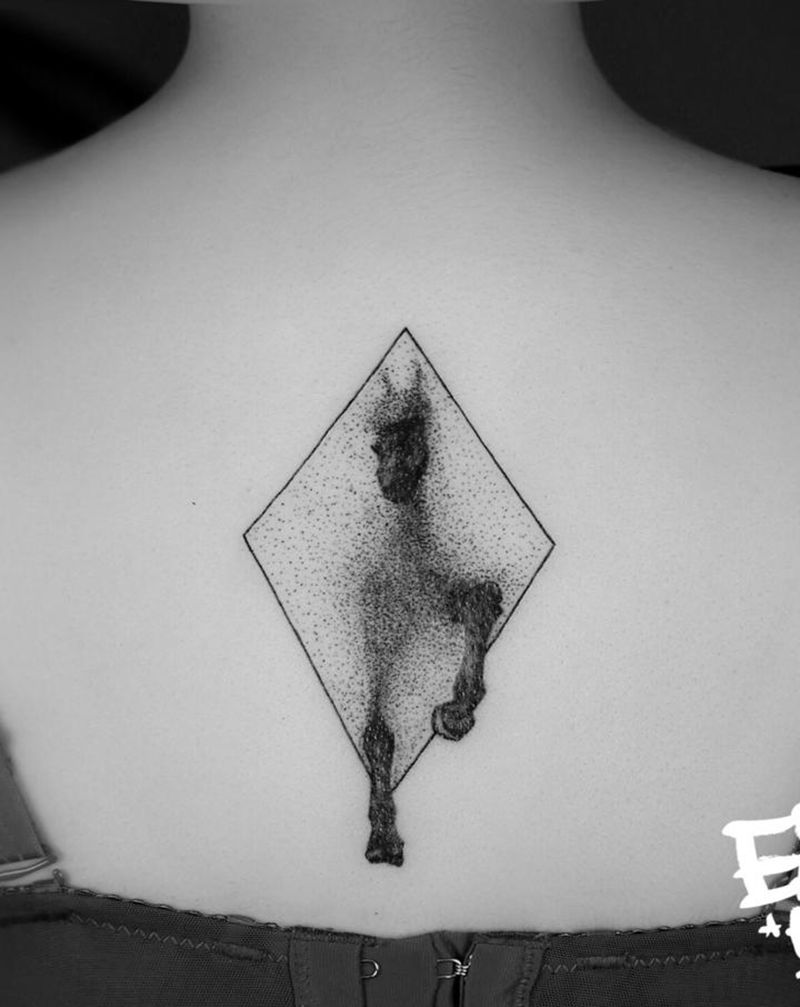 雾中的马纹身图片_背部点刺马纹身图案