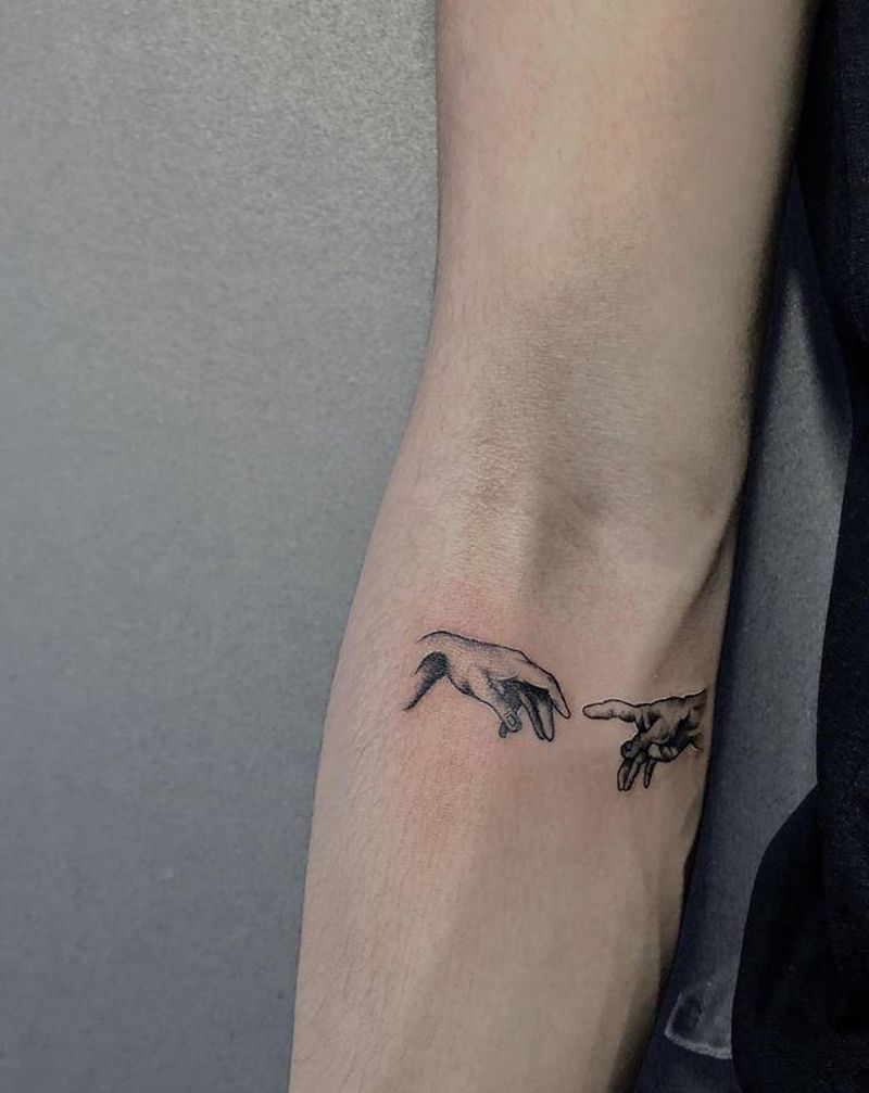 上帝与亚当纹身图片_手臂纹身图案