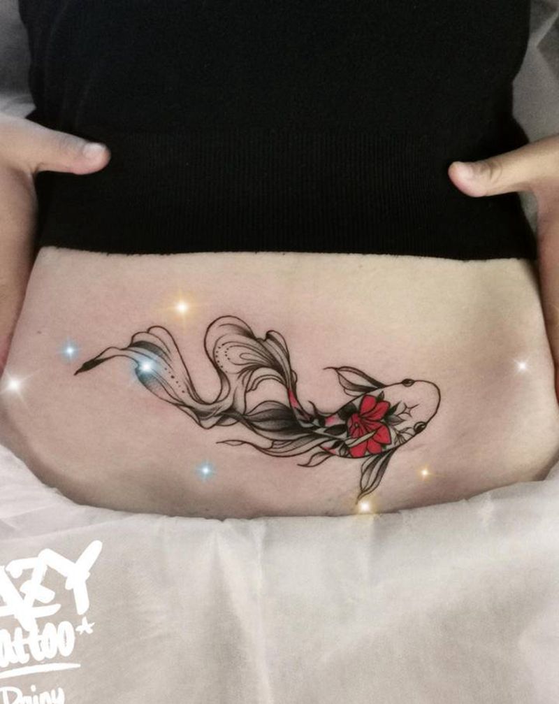 金鱼遮盖纹身图片_腹部水彩鱼纹身图案