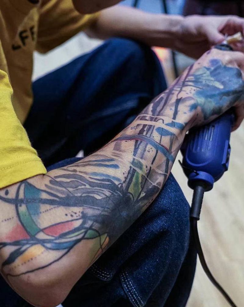 抽象花臂纹身图片_手部手臂欧美写实水彩纹身图案