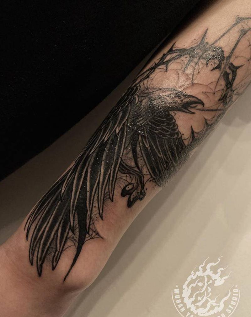 鸦纹身图片_手臂老传统纹身图案