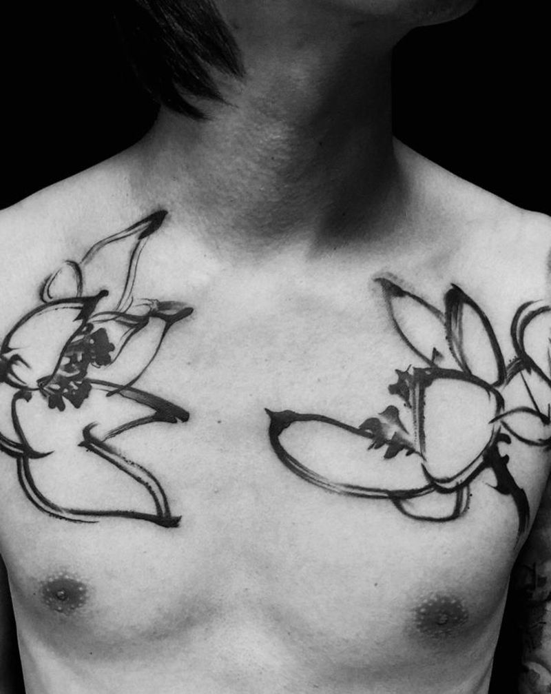 双莲纹身图片_肩部胸部水墨新传统纹身图案