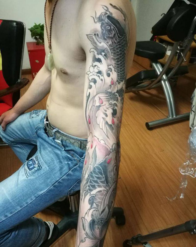 鲤鱼纹身图片_手部新传统纹身图案