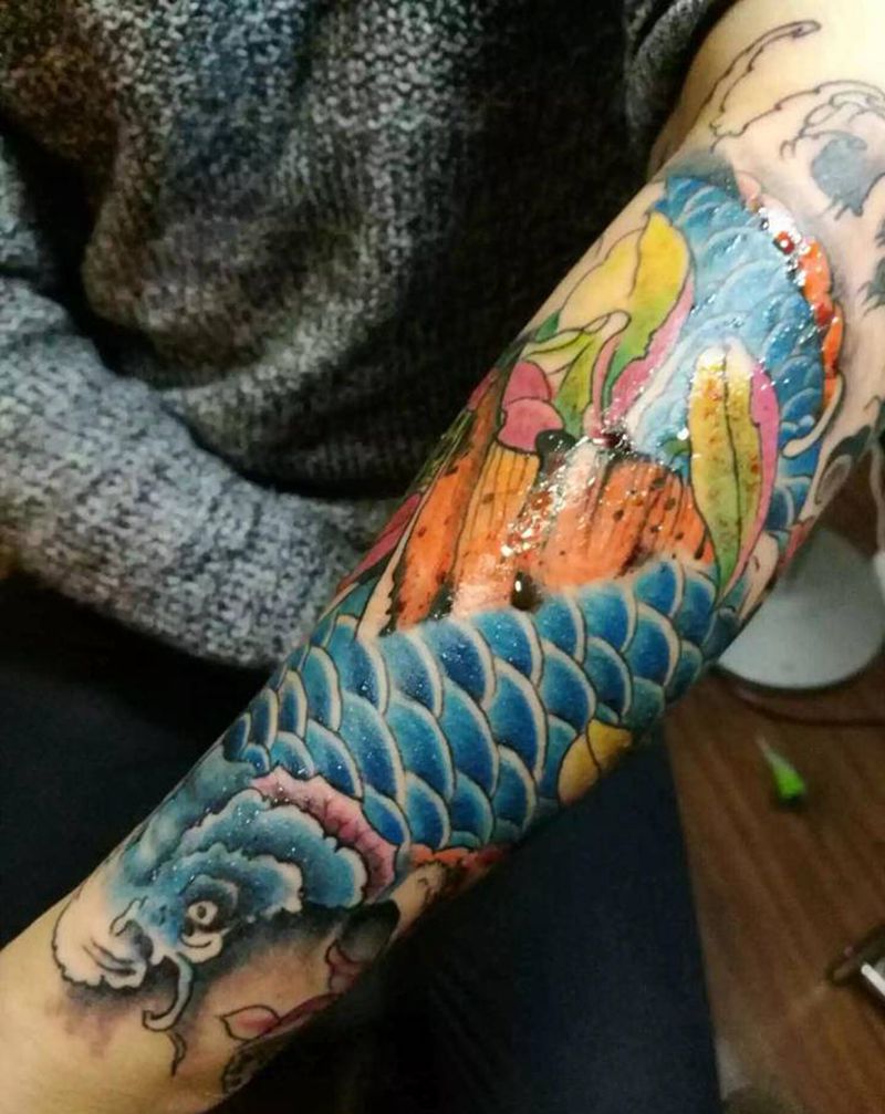 彩色鲤鱼纹身图片_手部手臂新传统纹身图案