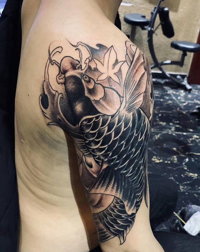 锦鲤暴力遮盖旧图腾纹身图片_手臂老传统纹身图案