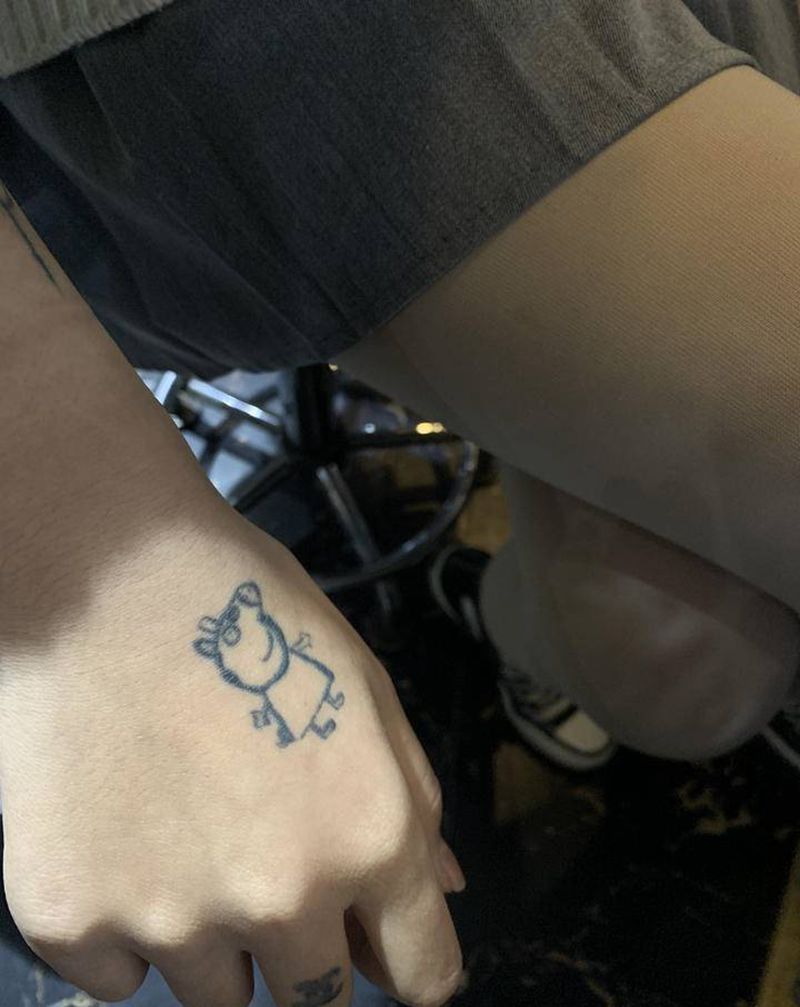 花手遮盖佩奇纹身图片_手部老传统纹身图案