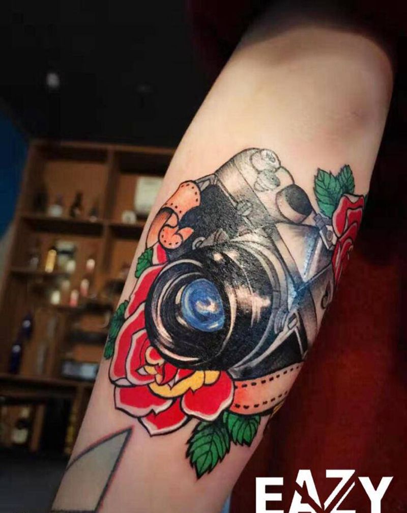 相机纹身图片_手臂New School相机花纹身图案
