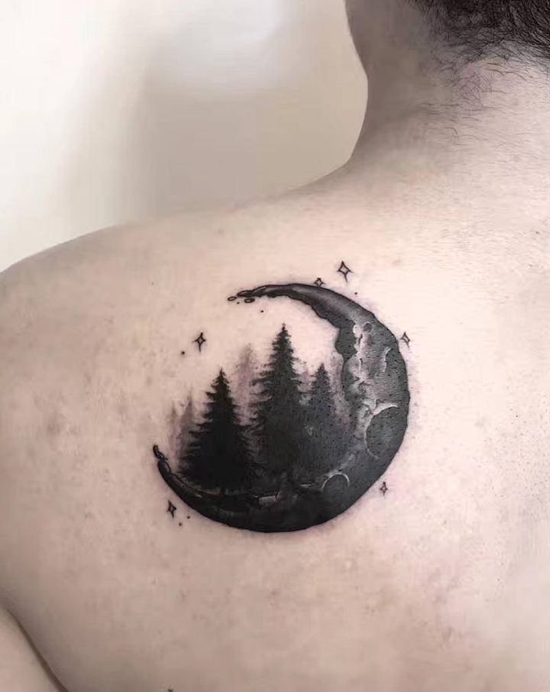 遮盖纹身图片_背部肩部点刺水墨森林月亮纹身图案