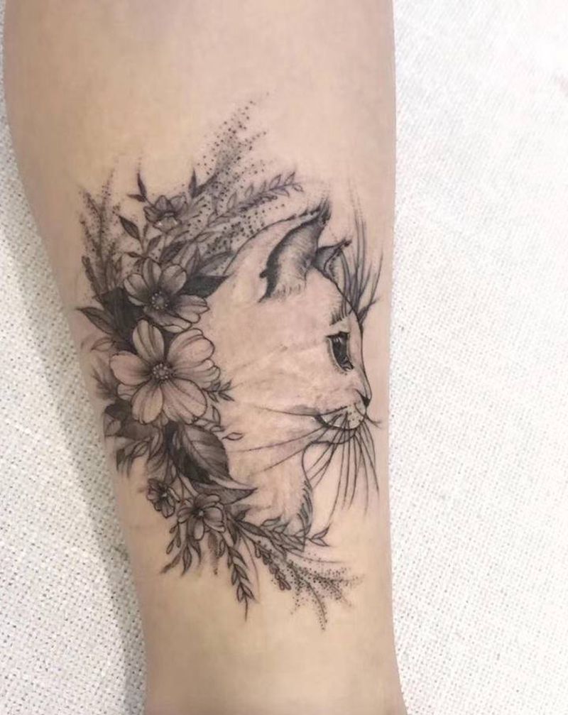 小清新猫纹身图片_手部腿部水墨点刺猫花纹身图案