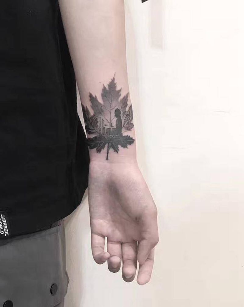 手腕英文遮盖纹身图片_手部手臂水墨水彩枫叶佛纹身图案