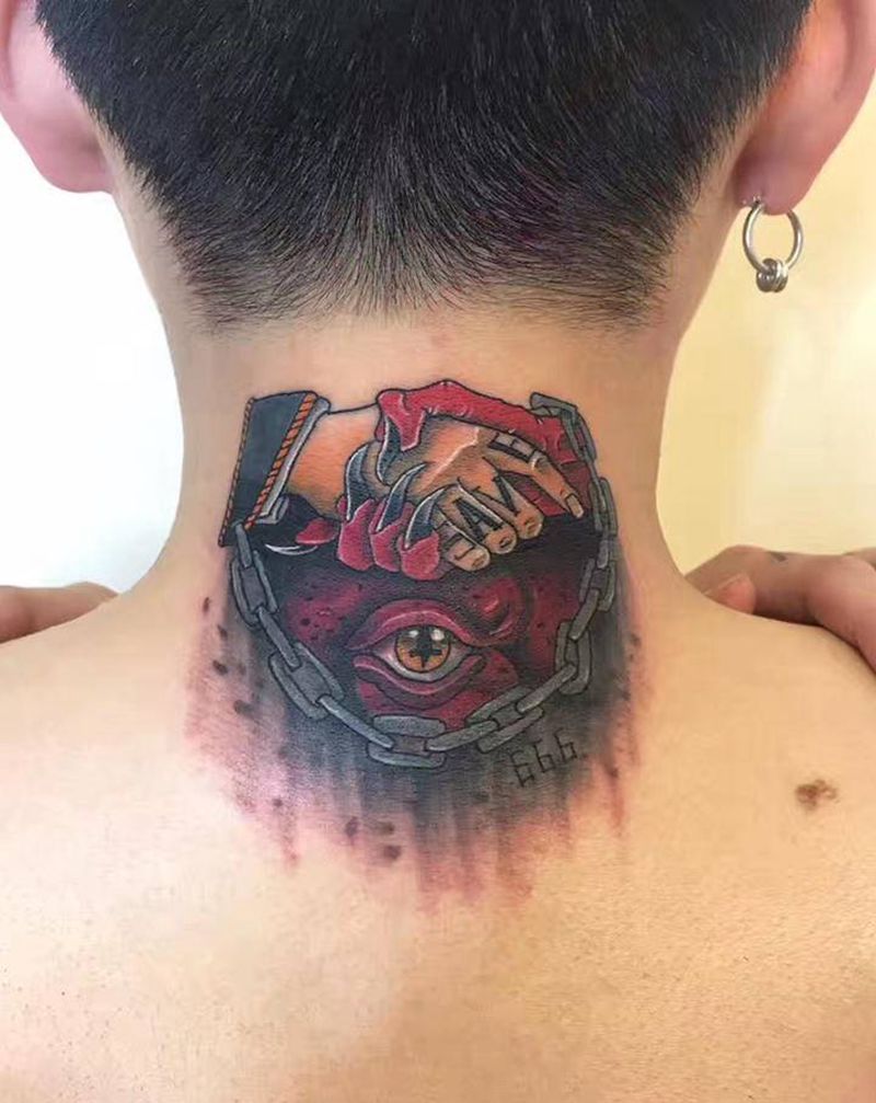 图腾遮盖纹身图片_颈部背部Old SchoolNew School手眼睛铁链纹身图案