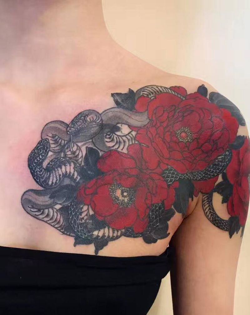 牡丹缠蛇 遮盖纹身图片_胸部肩部新传统New School蛇牡丹纹身图案