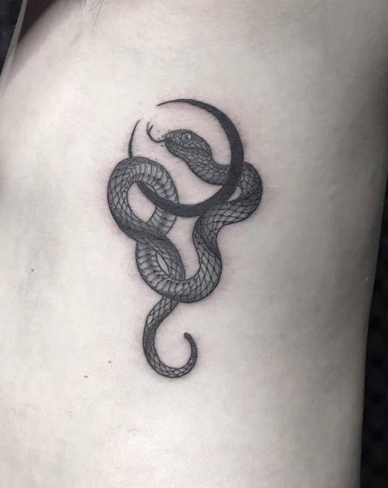 蛇纹身图片_腰部腹部水墨点刺蛇月亮纹身图案