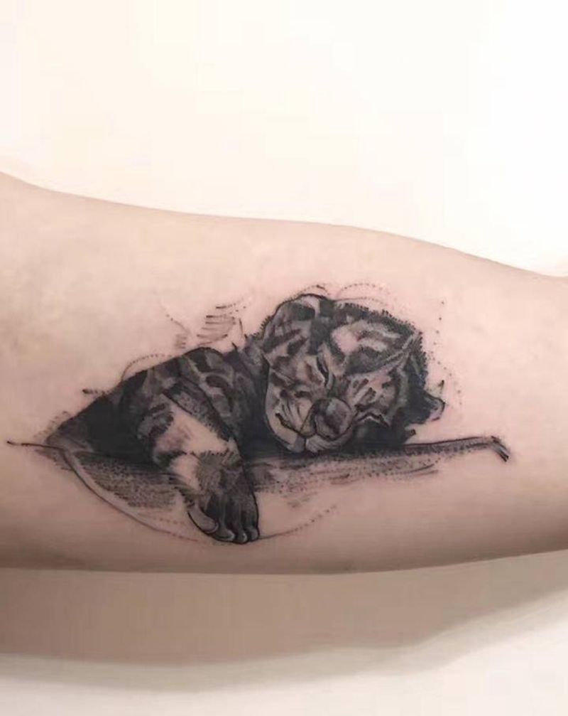 速写风小老虎纹身图片_手臂手部点刺水墨老虎纹身图案