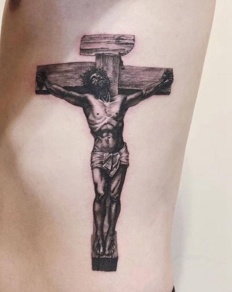 十字架耶稣纹身图片_腰部腹部欧美写实点刺耶稣十字架纹身图案