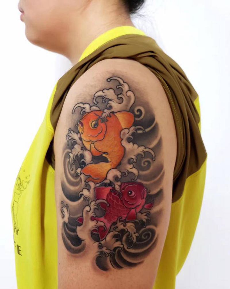 小金鱼海浪纹身图片_肩部手臂新传统老传统鱼海浪纹身图案