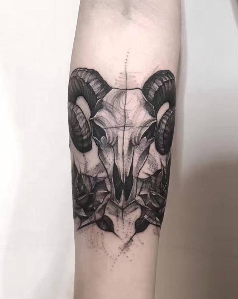 欧美速写风羊头配玫瑰纹身图片_手部手臂水墨点刺素花玫瑰羊头纹身图案