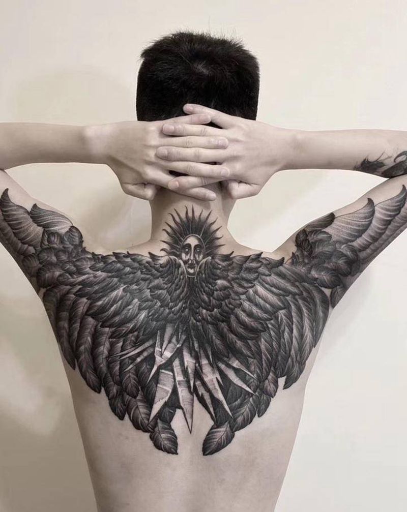 半背翅膀纹身图片_肩部背部点刺欧美写实翅膀太阳纹身图案