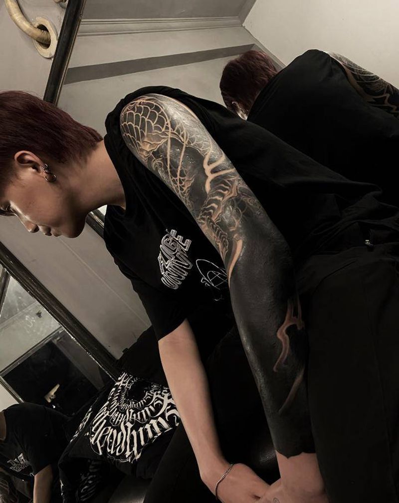 黑臂龙爪纹身图片_手臂新传统纹身图案