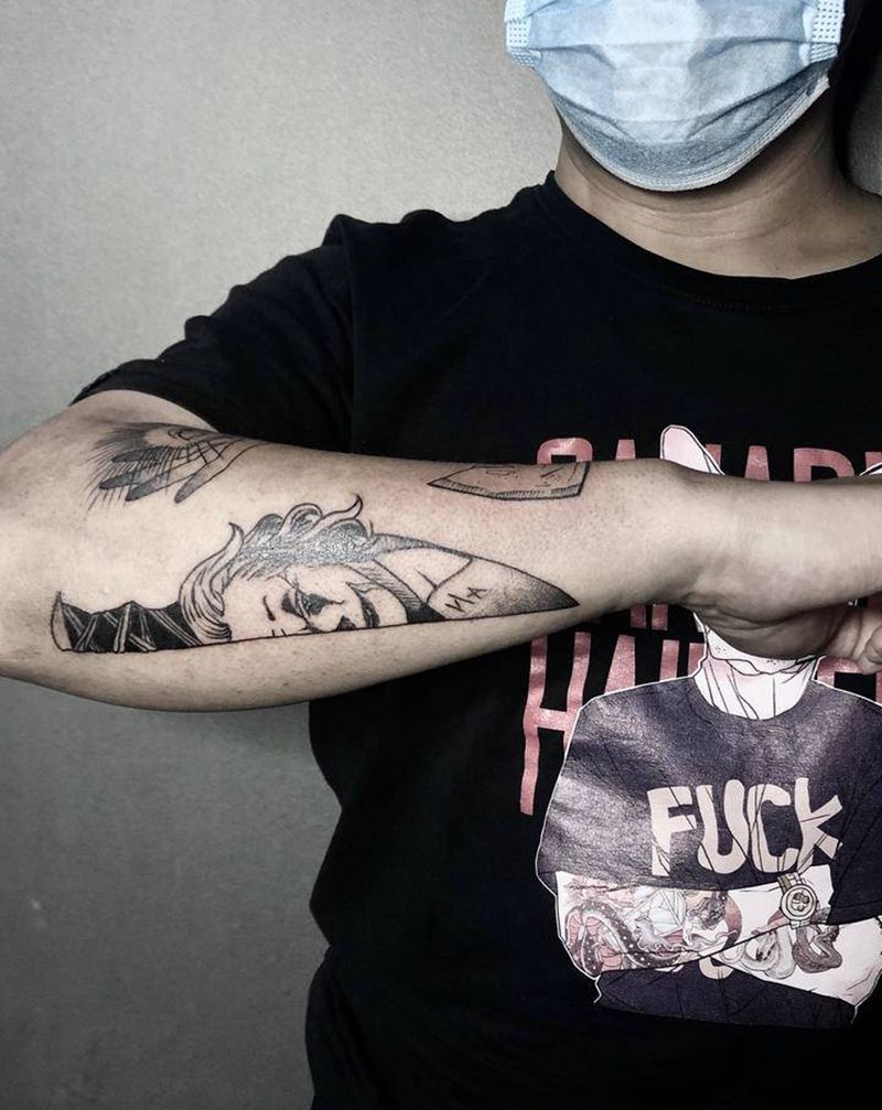 小丑匕首纹身图片_手臂纹身图案