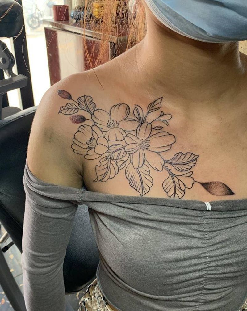 锁骨素花纹身图片_肩部点刺纹身图案